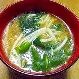 生ラーメンのスープで　もやしとワカメのスープ